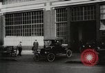Immagine di Ford automobili e camion essendo fabbricati e utilizzati United States USA, 1922, secondo 56 filmato di repertorio 65675025342