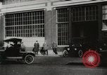 Immagine di Ford automobili e camion essendo fabbricati e utilizzati United States USA, 1922, secondo 58 filmato di repertorio 65675025342