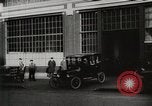 Immagine di Ford automobili e camion essendo fabbricati e utilizzati United States USA, 1922, secondo 60 filmato di repertorio 65675025342