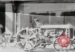 Immagine di Agricoltore campo di aratura con trattore Fordson United States USA, 1920, secondo 1 filmato di repertorio 65675025346