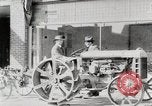 Immagine di Agricoltore campo di aratura con trattore Fordson United States USA, 1920, secondo 3 filmato di repertorio 65675025346