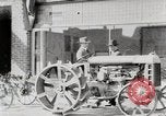 Immagine di Agricoltore campo di aratura con trattore Fordson United States USA, 1920, secondo 4 filmato di repertorio 65675025346