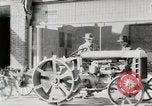 Immagine di Agricoltore campo di aratura con trattore Fordson United States USA, 1920, secondo 6 filmato di repertorio 65675025346
