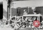 Immagine di Agricoltore campo di aratura con trattore Fordson United States USA, 1920, secondo 7 filmato di repertorio 65675025346