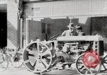 Immagine di Agricoltore campo di aratura con trattore Fordson United States USA, 1920, secondo 8 filmato di repertorio 65675025346