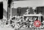 Immagine di Agricoltore campo di aratura con trattore Fordson United States USA, 1920, secondo 9 filmato di repertorio 65675025346