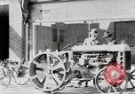 Immagine di Agricoltore campo di aratura con trattore Fordson United States USA, 1920, secondo 11 filmato di repertorio 65675025346
