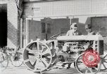 Immagine di Agricoltore campo di aratura con trattore Fordson United States USA, 1920, secondo 12 filmato di repertorio 65675025346