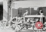 Immagine di Agricoltore campo di aratura con trattore Fordson United States USA, 1920, secondo 15 filmato di repertorio 65675025346
