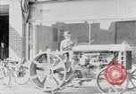 Immagine di Agricoltore campo di aratura con trattore Fordson United States USA, 1920, secondo 17 filmato di repertorio 65675025346