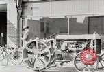 Immagine di Agricoltore campo di aratura con trattore Fordson United States USA, 1920, secondo 18 filmato di repertorio 65675025346