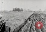 Immagine di Agricoltore campo di aratura con trattore Fordson United States USA, 1920, secondo 19 filmato di repertorio 65675025346