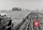 Immagine di Agricoltore campo di aratura con trattore Fordson United States USA, 1920, secondo 20 filmato di repertorio 65675025346
