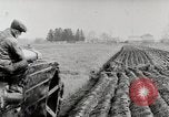 Immagine di Agricoltore campo di aratura con trattore Fordson United States USA, 1920, secondo 21 filmato di repertorio 65675025346