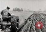 Immagine di Agricoltore campo di aratura con trattore Fordson United States USA, 1920, secondo 22 filmato di repertorio 65675025346
