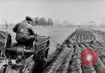 Immagine di Agricoltore campo di aratura con trattore Fordson United States USA, 1920, secondo 23 filmato di repertorio 65675025346