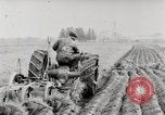 Immagine di Agricoltore campo di aratura con trattore Fordson United States USA, 1920, secondo 25 filmato di repertorio 65675025346