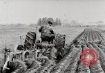 Immagine di Agricoltore campo di aratura con trattore Fordson United States USA, 1920, secondo 26 filmato di repertorio 65675025346