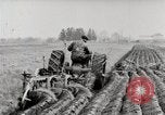 Immagine di Agricoltore campo di aratura con trattore Fordson United States USA, 1920, secondo 27 filmato di repertorio 65675025346