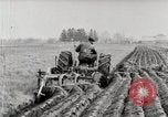 Immagine di Agricoltore campo di aratura con trattore Fordson United States USA, 1920, secondo 28 filmato di repertorio 65675025346