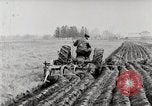 Immagine di Agricoltore campo di aratura con trattore Fordson United States USA, 1920, secondo 29 filmato di repertorio 65675025346