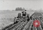 Immagine di Agricoltore campo di aratura con trattore Fordson United States USA, 1920, secondo 30 filmato di repertorio 65675025346