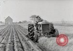 Immagine di Agricoltore campo di aratura con trattore Fordson United States USA, 1920, secondo 31 filmato di repertorio 65675025346