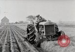 Immagine di Agricoltore campo di aratura con trattore Fordson United States USA, 1920, secondo 33 filmato di repertorio 65675025346