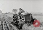 Immagine di Agricoltore campo di aratura con trattore Fordson United States USA, 1920, secondo 34 filmato di repertorio 65675025346