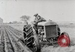 Immagine di Agricoltore campo di aratura con trattore Fordson United States USA, 1920, secondo 35 filmato di repertorio 65675025346