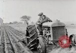 Immagine di Agricoltore campo di aratura con trattore Fordson United States USA, 1920, secondo 36 filmato di repertorio 65675025346