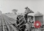 Immagine di Agricoltore campo di aratura con trattore Fordson United States USA, 1920, secondo 37 filmato di repertorio 65675025346