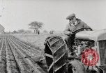 Immagine di Agricoltore campo di aratura con trattore Fordson United States USA, 1920, secondo 38 filmato di repertorio 65675025346