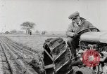Immagine di Agricoltore campo di aratura con trattore Fordson United States USA, 1920, secondo 39 filmato di repertorio 65675025346