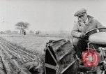 Immagine di Agricoltore campo di aratura con trattore Fordson United States USA, 1920, secondo 40 filmato di repertorio 65675025346