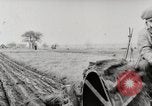Immagine di Agricoltore campo di aratura con trattore Fordson United States USA, 1920, secondo 41 filmato di repertorio 65675025346