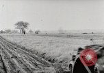 Immagine di Agricoltore campo di aratura con trattore Fordson United States USA, 1920, secondo 42 filmato di repertorio 65675025346