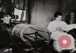 Standbild motorisierte Waschmaschine Staubsauger und Spinning Wheel United States USA, 1920, aus Sekunde 3 historischem Filmmaterial Videoclip 65675025347