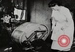 Standbild motorisierte Waschmaschine Staubsauger und Spinning Wheel United States USA, 1920, aus Sekunde 5 historischem Filmmaterial Videoclip 65675025347