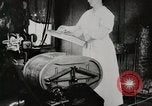 Standbild motorisierte Waschmaschine Staubsauger und Spinning Wheel United States USA, 1920, aus Sekunde 9 historischem Filmmaterial Videoclip 65675025347