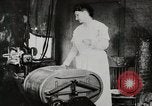 Standbild motorisierte Waschmaschine Staubsauger und Spinning Wheel United States USA, 1920, aus Sekunde 11 historischem Filmmaterial Videoclip 65675025347