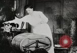 Standbild motorisierte Waschmaschine Staubsauger und Spinning Wheel United States USA, 1920, aus Sekunde 12 historischem Filmmaterial Videoclip 65675025347