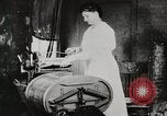 Standbild motorisierte Waschmaschine Staubsauger und Spinning Wheel United States USA, 1920, aus Sekunde 14 historischem Filmmaterial Videoclip 65675025347