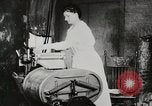 Standbild motorisierte Waschmaschine Staubsauger und Spinning Wheel United States USA, 1920, aus Sekunde 15 historischem Filmmaterial Videoclip 65675025347