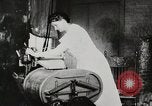 Standbild motorisierte Waschmaschine Staubsauger und Spinning Wheel United States USA, 1920, aus Sekunde 16 historischem Filmmaterial Videoclip 65675025347