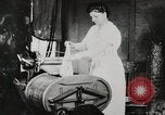 Standbild motorisierte Waschmaschine Staubsauger und Spinning Wheel United States USA, 1920, aus Sekunde 19 historischem Filmmaterial Videoclip 65675025347