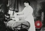 Standbild motorisierte Waschmaschine Staubsauger und Spinning Wheel United States USA, 1920, aus Sekunde 20 historischem Filmmaterial Videoclip 65675025347