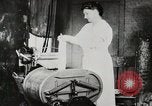 Standbild motorisierte Waschmaschine Staubsauger und Spinning Wheel United States USA, 1920, aus Sekunde 21 historischem Filmmaterial Videoclip 65675025347