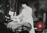 Standbild motorisierte Waschmaschine Staubsauger und Spinning Wheel United States USA, 1920, aus Sekunde 23 historischem Filmmaterial Videoclip 65675025347
