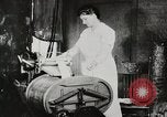 Standbild motorisierte Waschmaschine Staubsauger und Spinning Wheel United States USA, 1920, aus Sekunde 24 historischem Filmmaterial Videoclip 65675025347